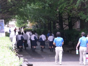 011 展示会場をザッと見回して帰っていった高校生たち