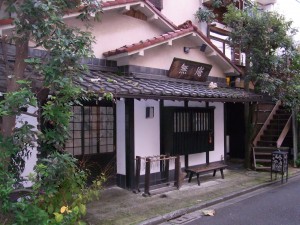 読売新聞立川支局の横にある「無庵」