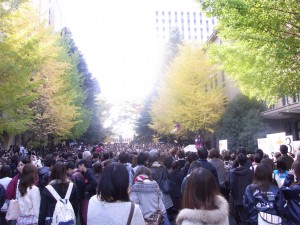 011 空中を飛ぶチアガール(早稲田大学)