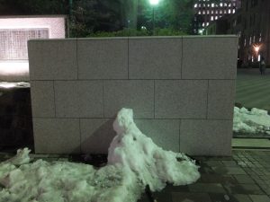 早稲田大学正門前の雪だるま